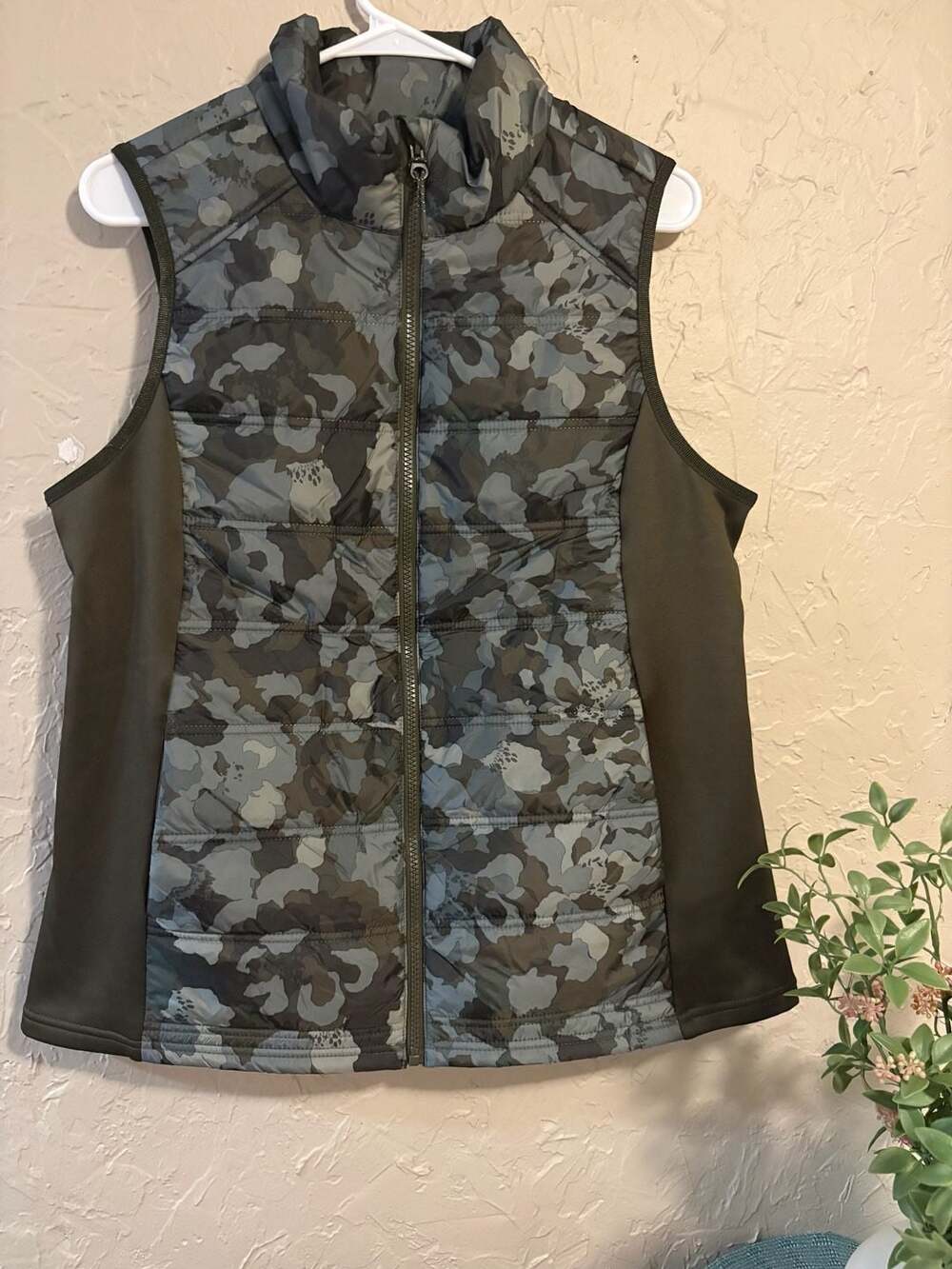 Avia Quilted Camo Print Full Zip Vest Size L (12-14)